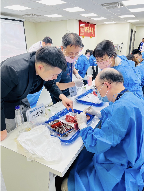 亞太植牙課程，與學員實作教學