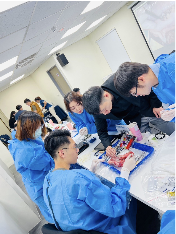 亞太植牙課程，與學員實作教學